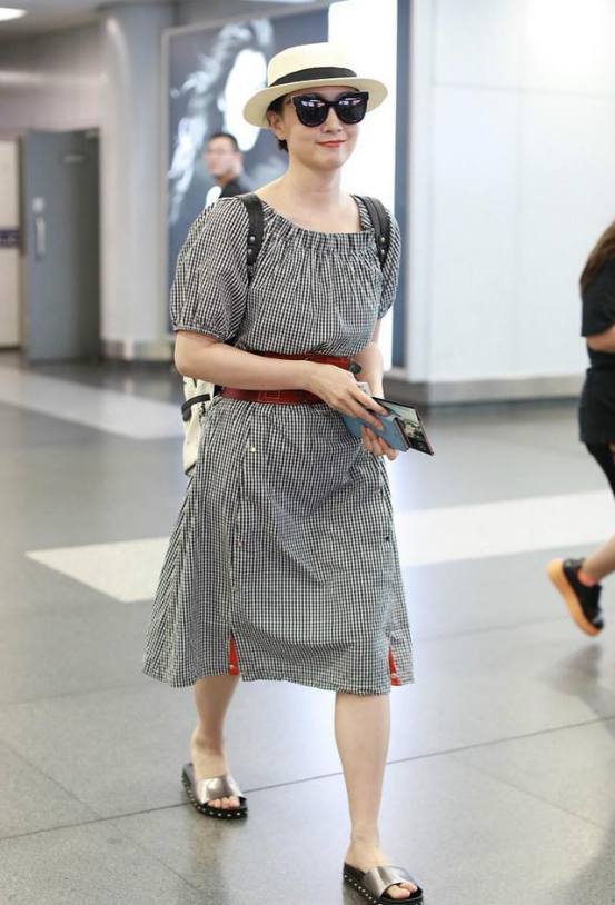 46岁陶虹好自信，全身上下只穿一件束腰裙现身，网友：只有29岁吧