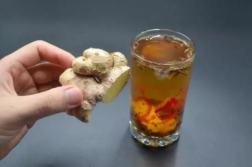 治疗感冒：茶叶水里加几片生姜，作用真强大，喝一次能省几百元，早学早受益
