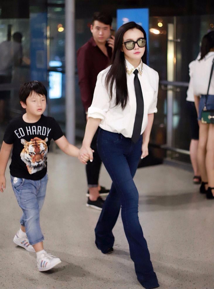 冉莹颖只不过穿了条普通黑裙子，这身材硬是穿出了紧身裙的效果!