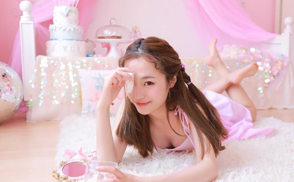 性感漂亮小姐姐吊带爆乳粉红诱惑图片