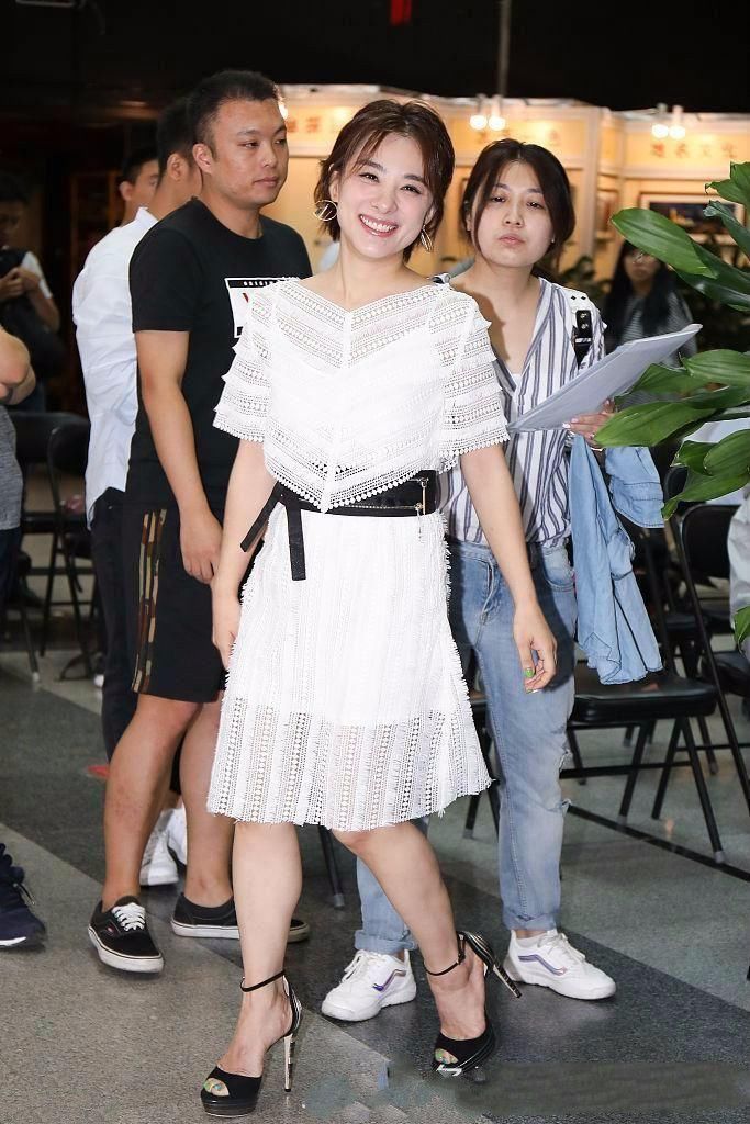 153身高的刘璇把靴子当裤子穿?腿短是硬伤!