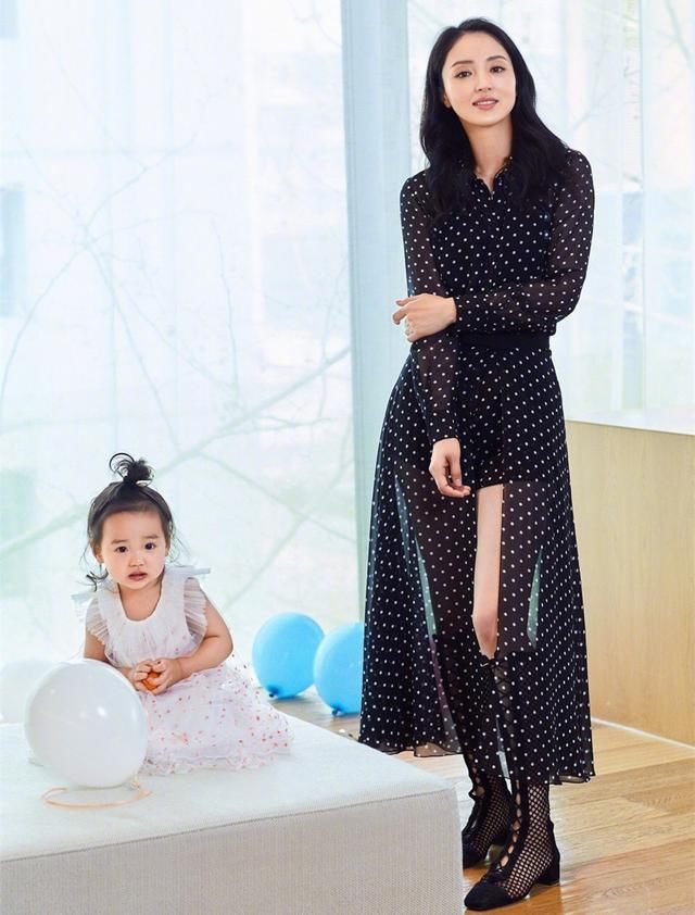 董璇携爱女时尚杂志写真，女儿圆脸蛋惹人爱，网友:高云翔不配!