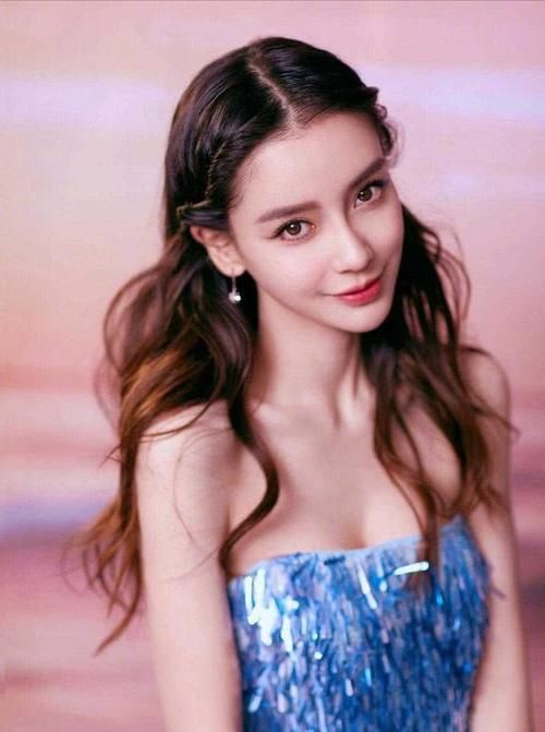  『设计』Angelababy身材有料，穿一袭丝绸连衣裙凹凸有致，小蛮腰细到吓人