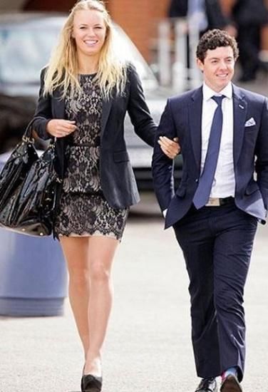 沃兹尼亚奇真会穿！抹胸开衩裙露出大腿，网友：还是换回运动装吧