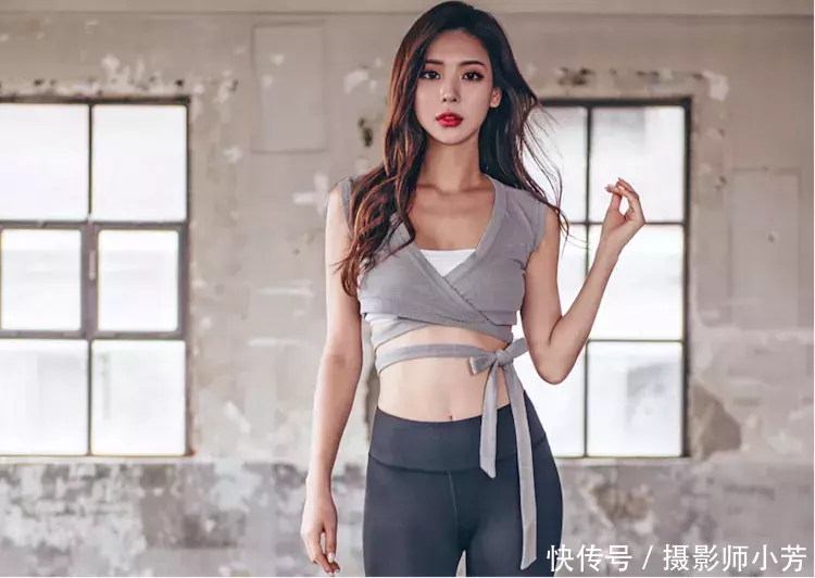 ?路人街拍，小姐姐穿露脐装小露蛮腰，腿部线条完美，十分耐看！