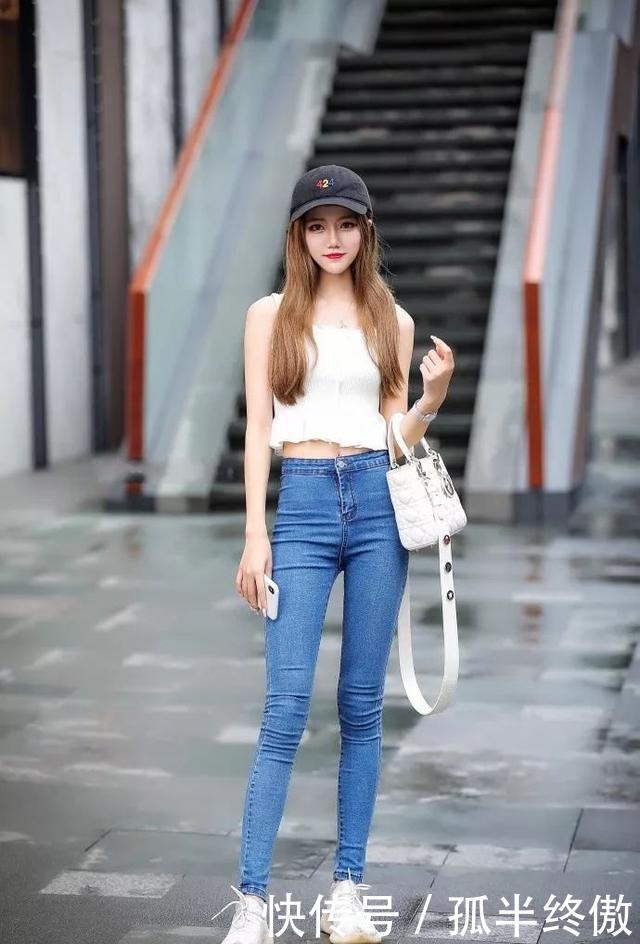 【 底裤】不一样的时髦感，彰显年轻的魅力，街拍：小姐姐连衣裙搭配打底裤