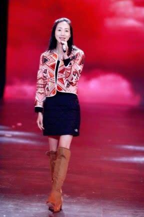 韩雪穿短裤现身，坐下时尴尬了，网友：女神晒腿了解一下！