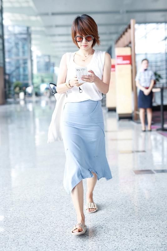 马伊琍机场近照，无袖衫配半身裙清新甜美，网友：文章好福气