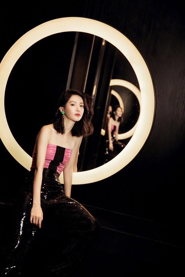 金晨这抹胸穿的好尴尬,好歹也拿东西垫一垫吧!网友:美感全无!