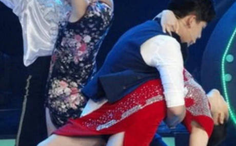 柳岩真疯狂，裙子开叉开这么高还敢跳热舞，网友：好像暴露了什么