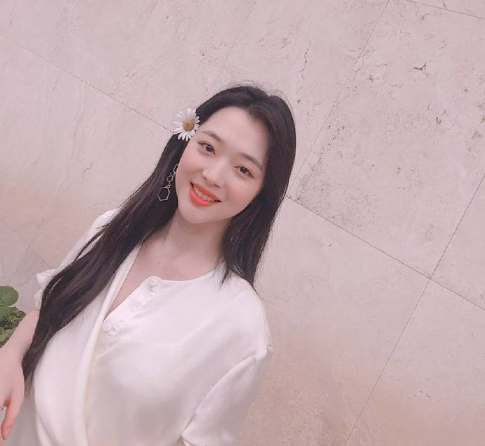 崔雪莉晒最新美照 清纯又性感的独特气质十分迷人