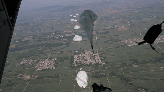 空难死亡率几乎为100%，为何不配备降落伞，给乘客一个跳伞机会？