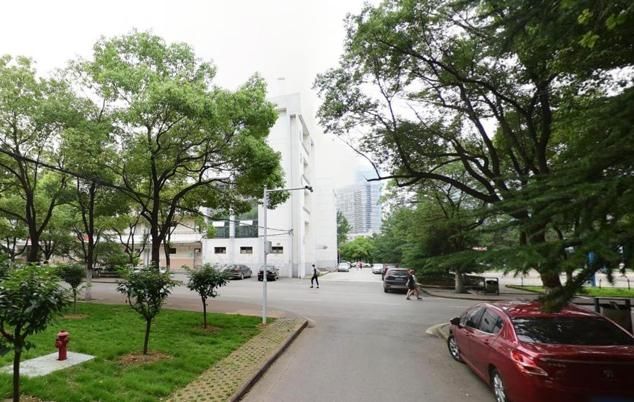  『学生通过』武汉城市最特别的地下通道:只对学生开放，里面建有商店，其背后的原因非常周到