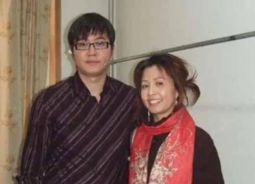  『辞职』情感专家的假面具：弃两任糟糠之妻，娶小16岁空姐，为何逼她辞职