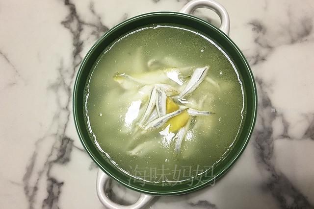  「鱼鳞」这种小鱼全身是硬鳞，渔民为了这碗鲜美的鱼汤，宁可花1小时去鳞