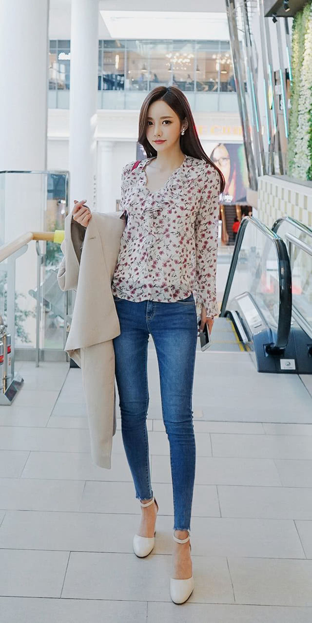 牛仔裤美女身材高挑，有气质，展示自己妖娆身材