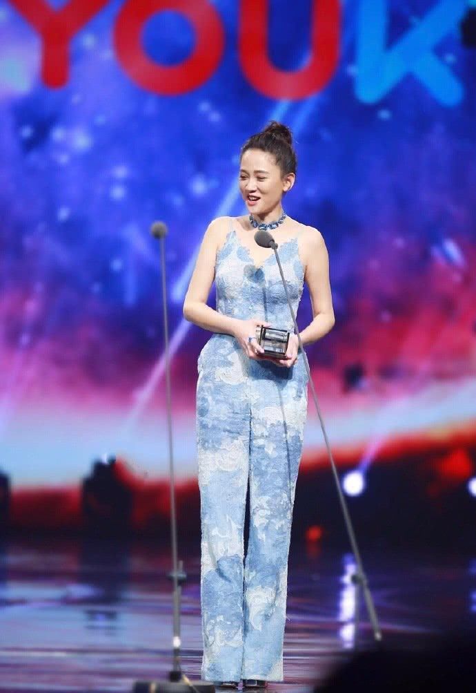 陈乔恩厉害了!吊带连体裤都撑变形了，网友:眼前一亮