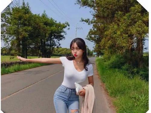 小姐姐白色短袖配牛仔裤，秀出迷人好身材