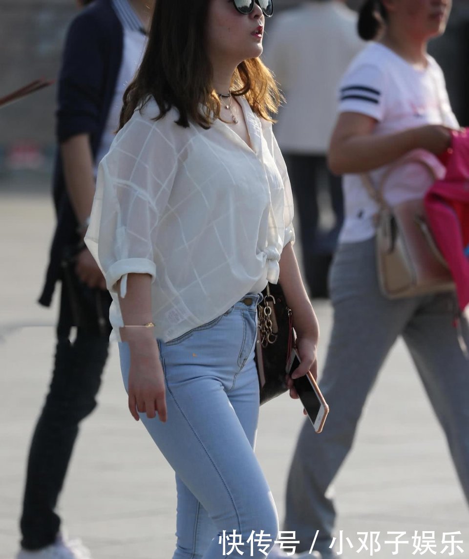 街拍美女：小姐姐紧束装效果显出了精美有型的腿部线条