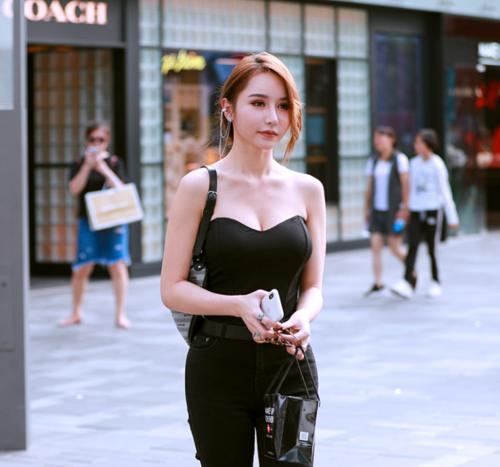 身材一级棒的牛仔裤小姐姐勾勒完美轮廓曲线，俨然一件艺术品！