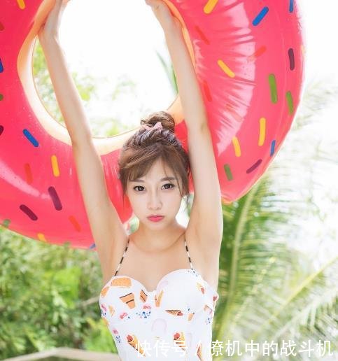 清雅秀丽的泳衣美女，显现窈窕多姿的身材，显得美女好看有气质！