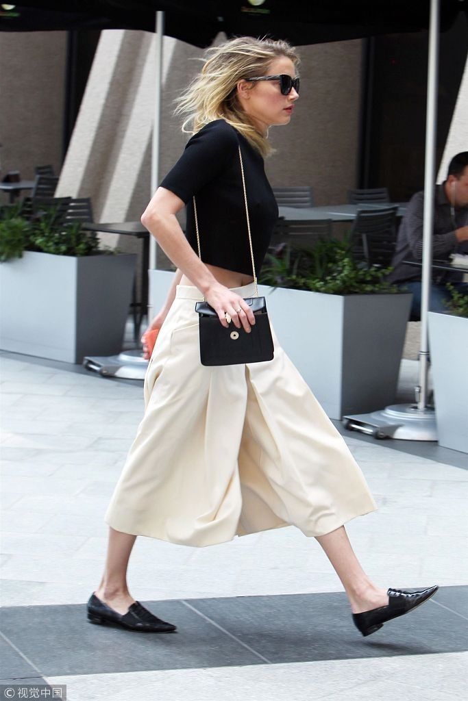德普前妻艾梅柏希尔德没穿内衣露小蛮腰 时髦“黑白配”一路小跑