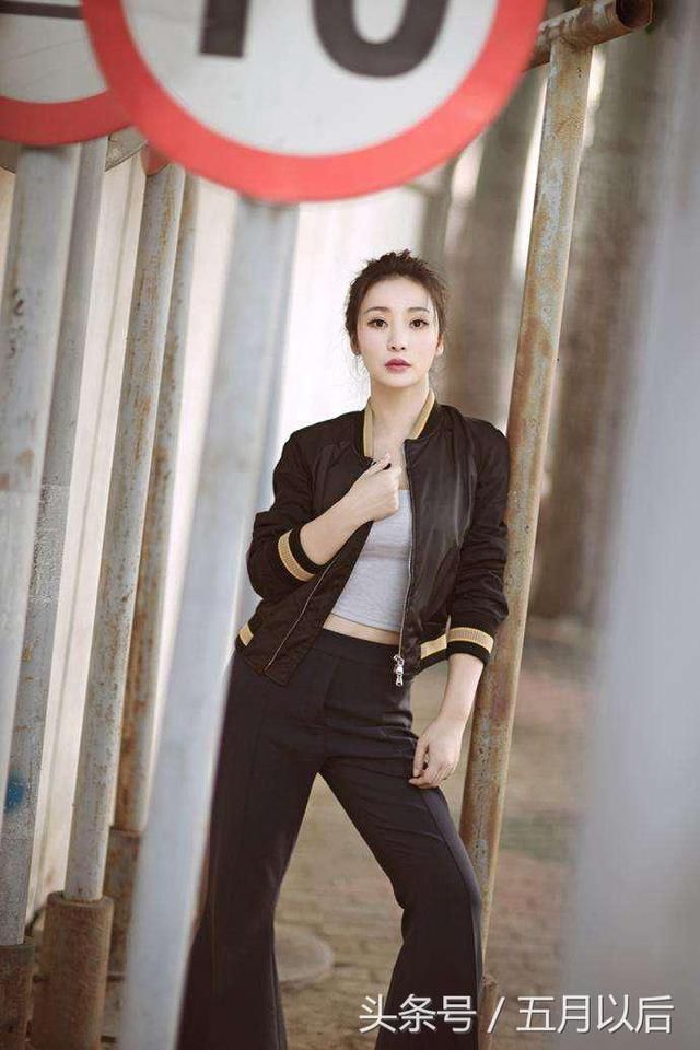 柳岩厉害了，T恤往身上一扭立马变成紧身衣，搭配短裤秀S曲线吸睛