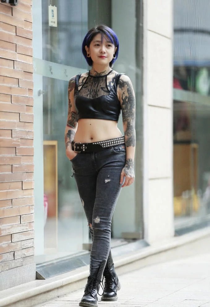 清纯甜美的小姐姐，纹身很霸道，小巧精致才是吸睛的重点