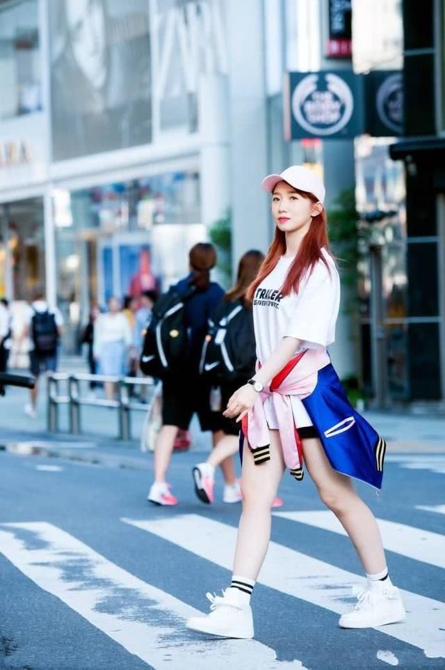 孟美岐胆真大！短裤短到看不见，1万5透明包包毫无隐私可言！