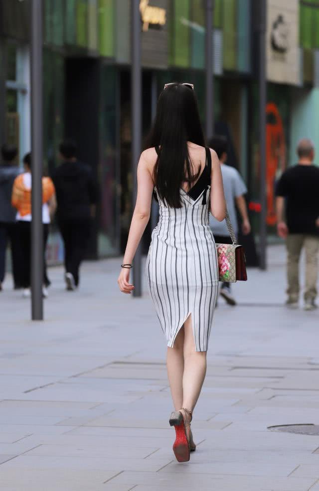 时尚街拍，小姐姐穿着一身包臀紧身衣，把自己的完美身材彻底展现