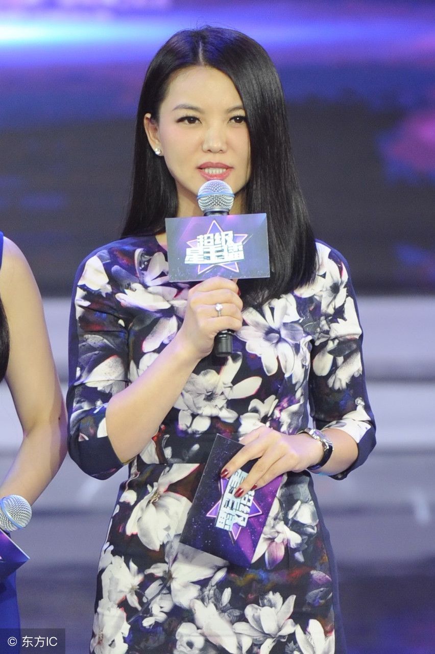 41岁李湘减肥5年终于成功,仅仅是一条碎花裙坐下后就看点十足