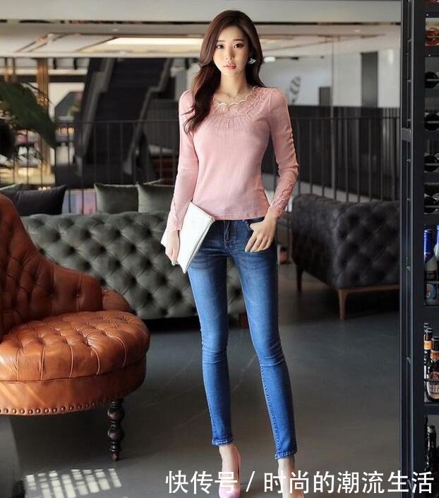 街拍美女：清纯好看的紧身牛仔裤小姐姐，呈现视觉美感