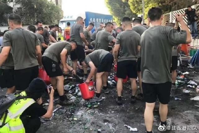  驻港部队：好帅！驻港部队协助清理路障获市民点赞