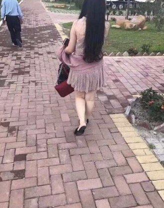 网友在网上约了个美女见面,结果看到真人后心碎了,悄悄开车离开