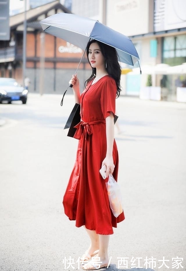  气质|街拍：美女的性感大长腿很是吸睛，优雅气质也甚是迷人