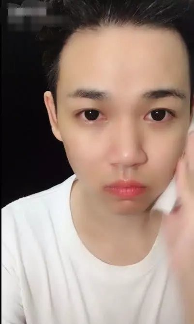 小伙子逆天化妆术，美女帅哥随意切换 网友：确定不去泰国发展