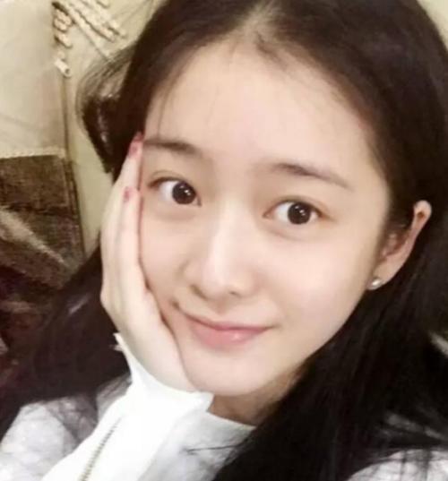 鞠婧祎卸妆后打82分，张雪迎卸妆后打96分，她打满分都嫌少！