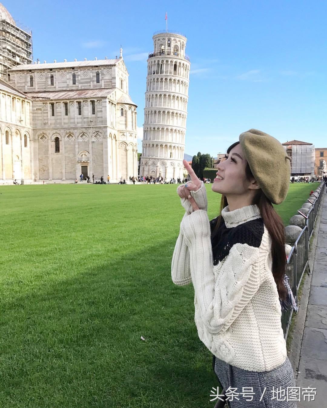 实拍意大利比萨斜塔前的美女，千姿百态