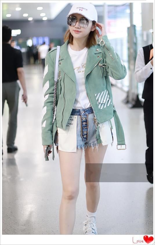 景甜真大胆!短裤竟敢反着穿，网友:这小粗腿被张继科“喂肥咯”