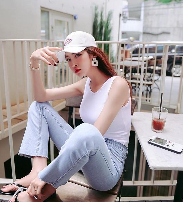 紧身的牛仔裤衬托的美女身材美好，展现的魅力十足！