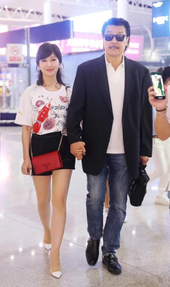 赵雅芝为显嫩太拼了,穿这么短的短裤,网友:63岁穿成23岁就服你