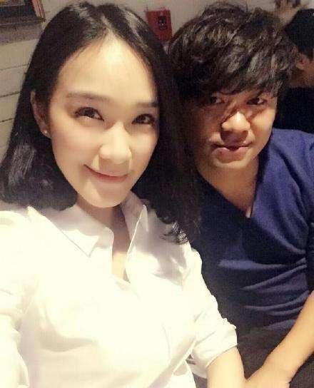 王宝强同高个子女友带儿女看话剧？！女方微博发文还原真相