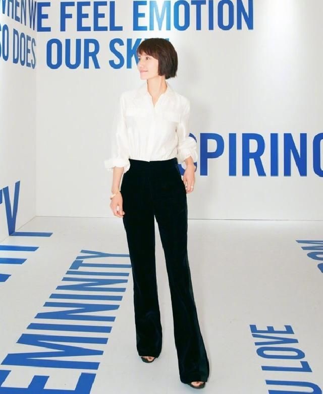 袁泉终于不低调了，穿一袭风衣很冷艳，气场不输闺蜜马伊琍！