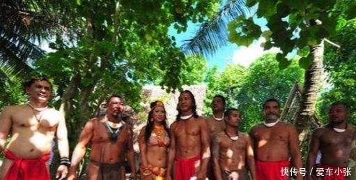 位于太平洋小岛上的原始部落,女性以贝壳为衣,长相极似国人