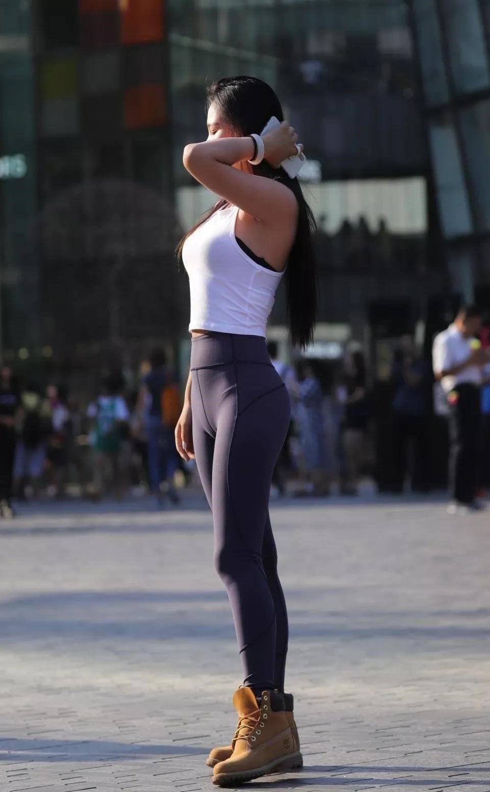 街拍：白色吊带搭配健美紧身裤，充满青春魅力！