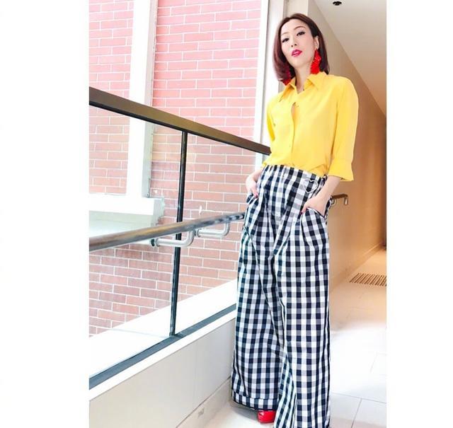 46岁郑秀文解锁新时尚，外套只穿一半 鞋子不同色，网友：就服你