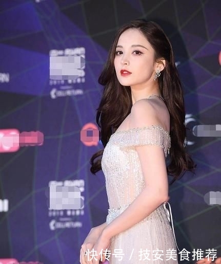 「 红毯」如同仙女下凡美丽迷人，组图：古力娜扎一袭银色露肩长裙亮相红毯