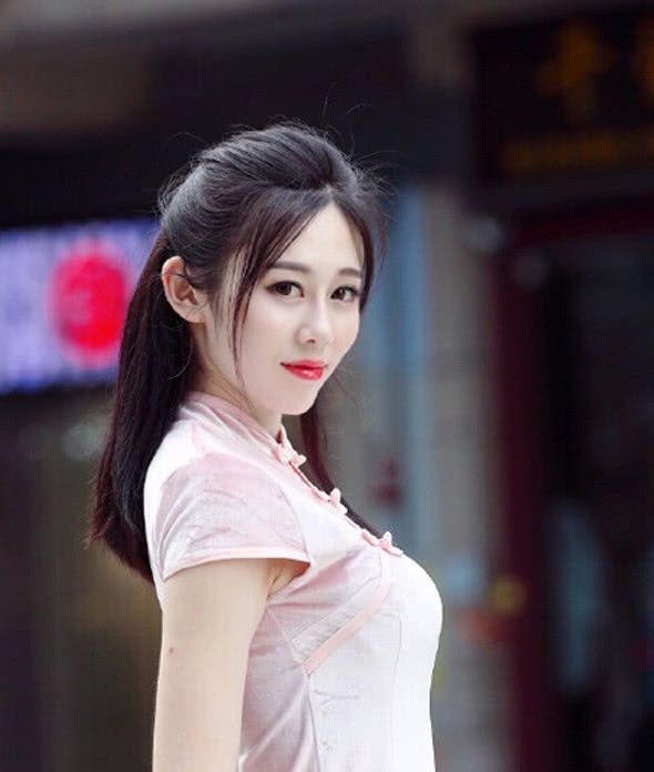 「 幼师」身穿粉色旗袍裙，美丽的“清纯多肉”姐姐，28岁的俏皮“幼师”