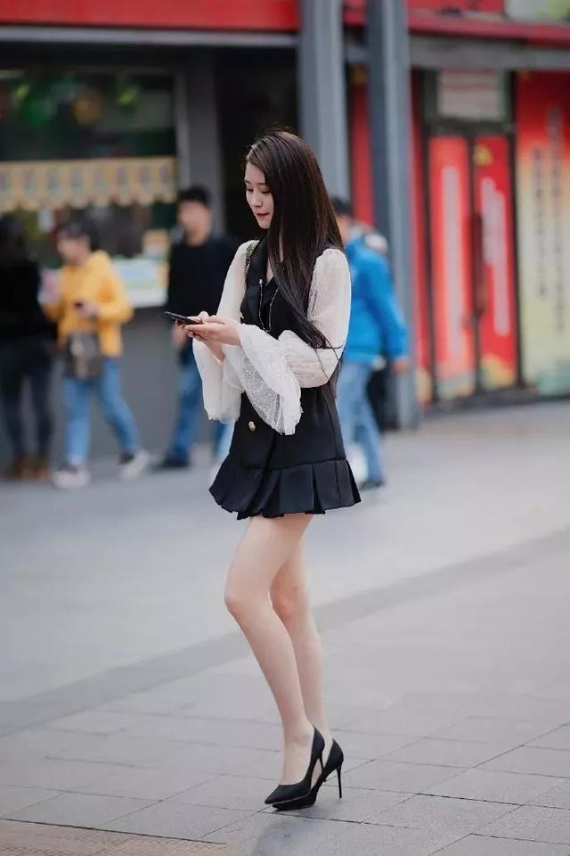  『身穿』街拍：小姐姐身穿宽松上衣，展现出一种飘逸的视觉效果，看上去十分的仙气