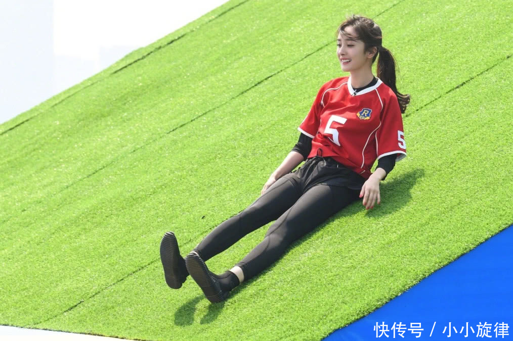 杨幂的发际线终于回来了,扎起头发的她,简直就是换了一张脸!